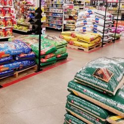 retail-shopping-at-the-pet-food-store_t20_298188